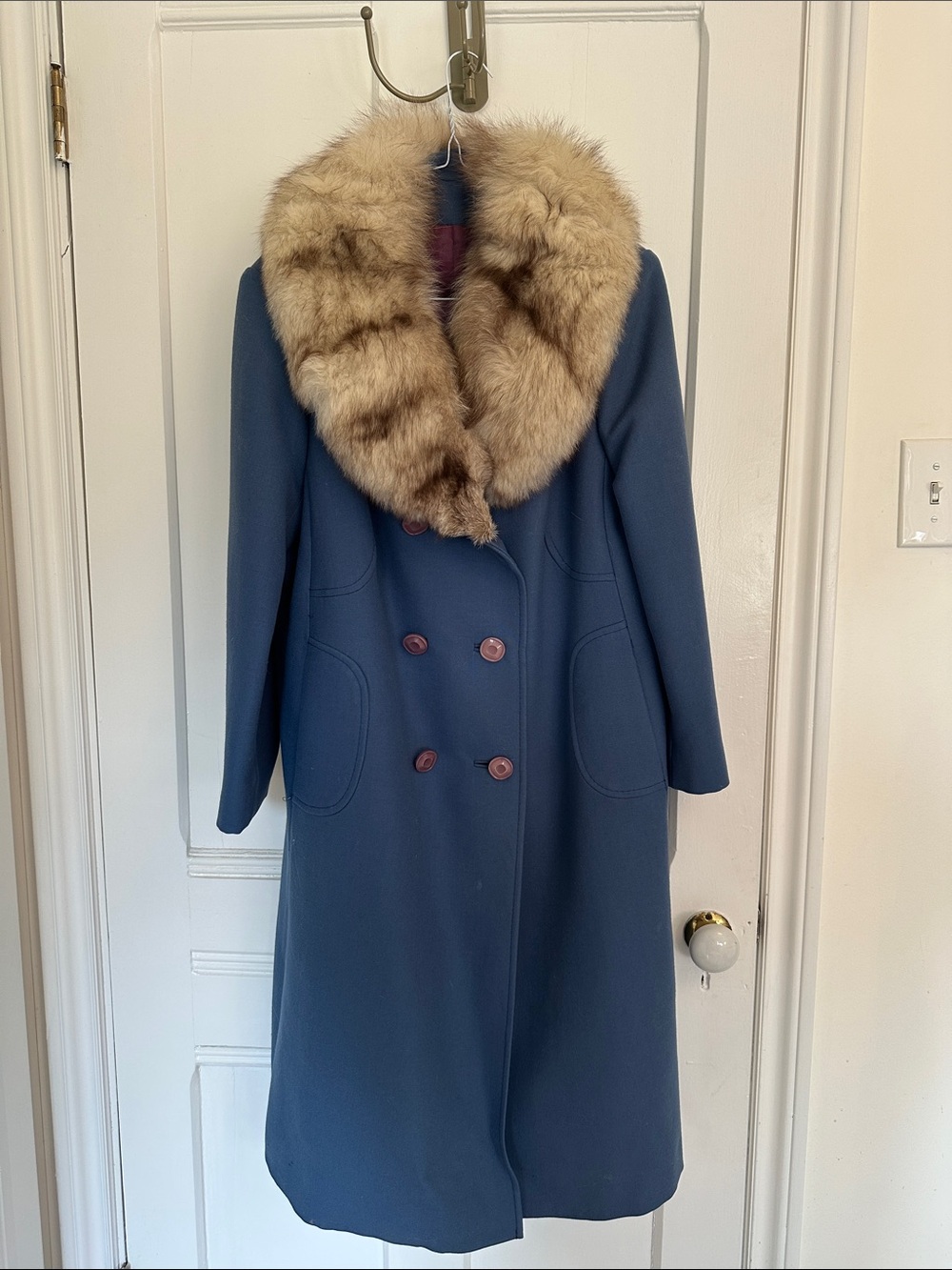 Vintage Womens Navy Wool Double-Breasted Coat with Fur Collar large
